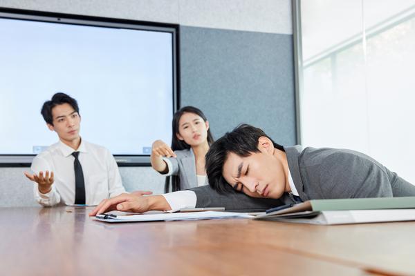 同居引发经济纠纷，情侣面临感情与财务双重压力图1
