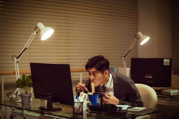 《高铁吃泡面引发肖像权争议：公共场合是否应尊重他人权益？》 图2