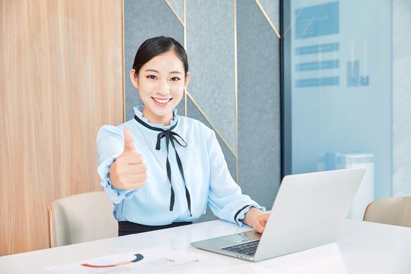 惊险瞬间！ET模特在交通事故中勇敢逃生，粉丝纷纷为她点赞 图1