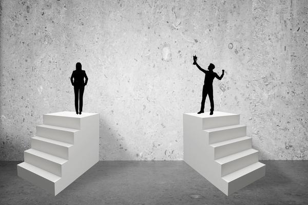 《惊险瞬间！高楼上的铁棒被抛物物砸中，勇敢的消防员英勇施救》图1