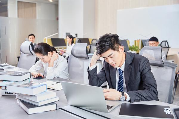 玩手机导致交通事故案例大揭秘：安全警示篇图1