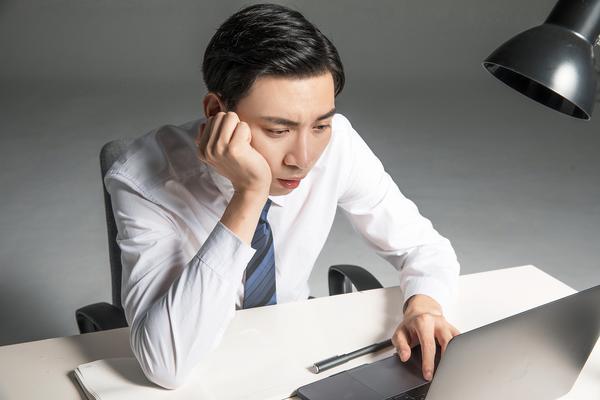 《家庭暴力揭秘：探究看起来有压力的男生背后的真相》 图2