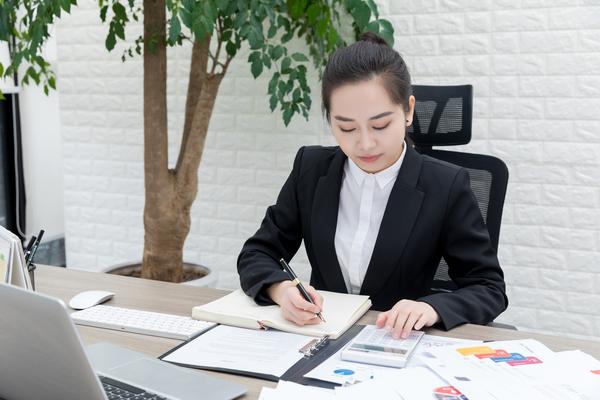 家庭暴力女孩打男生是否合法？法律视角下的分析 图1