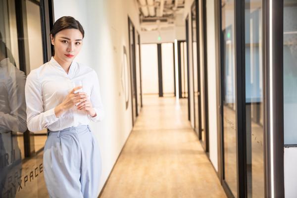 女孩在交通事故中哭泣,画面令人心疼 图2