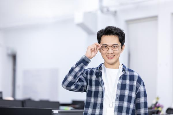 眼镜店灯箱片引起的肖像权纠纷 图1
