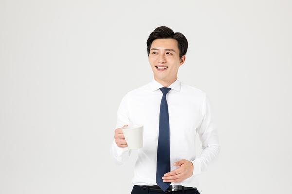 喝水导致交通事故发生,惊险瞬间让人瞠目结舌!图1