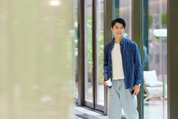 发生交通事故是否算上班取决于具体情况和公司规定。图1