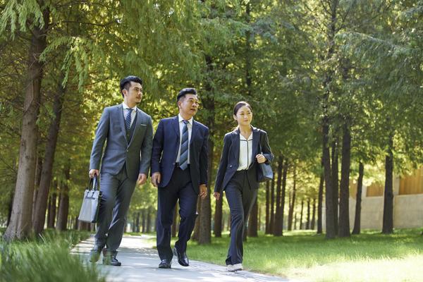 “上班途中发生交通事故，员工如何索赔？一份实用的法律指南”图1