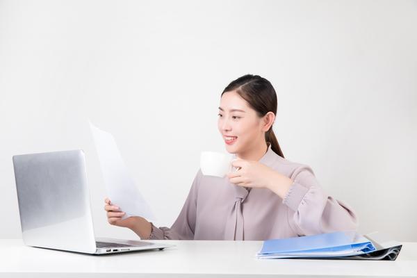 《光头女孩勇敢面对家庭暴力：勇敢者的胜利》 图1