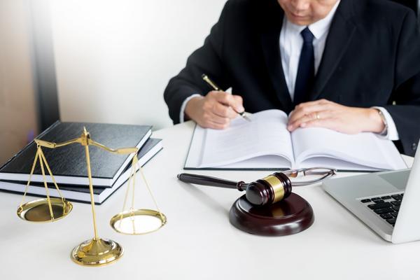 《民事诉讼中，是否需要请律师？了解这些情况帮你做出明智决策》 图2