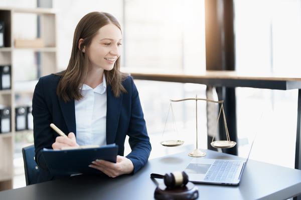 《侵犯服务人员肖像权如何处理：法律途径与维权方法》图1