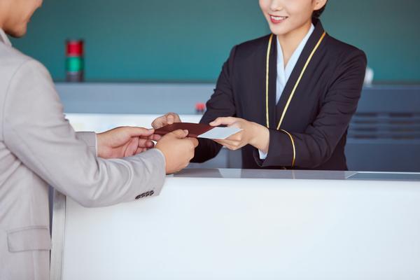 空姐遭受家庭暴力，勇敢站出来寻求帮助！ 图1
