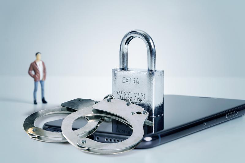 债务催收中的非法行为|公司门锁被占事件的法律分析与风险防范 图1