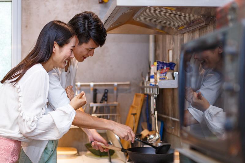 《秋葵盛开的婚礼：浪漫的秋葵花作为新婚礼物》 图2