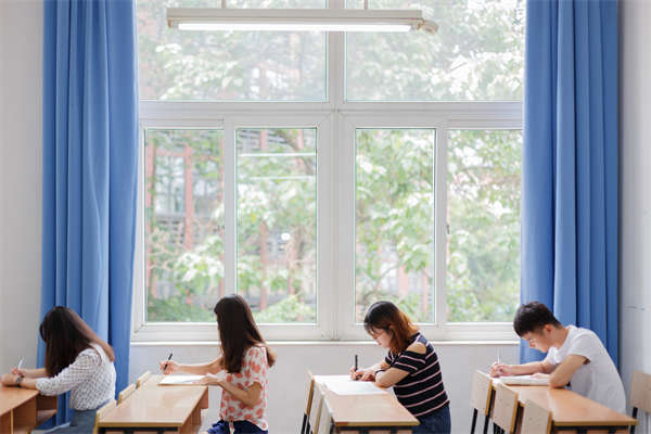 驾校考试发生交通事故：学员练习科目二时意外撞上前方教练车 图2